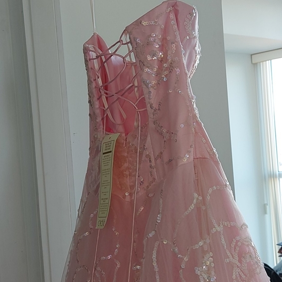 Beautiful Cache Gown🩰🛍 - Picture 15 of 17